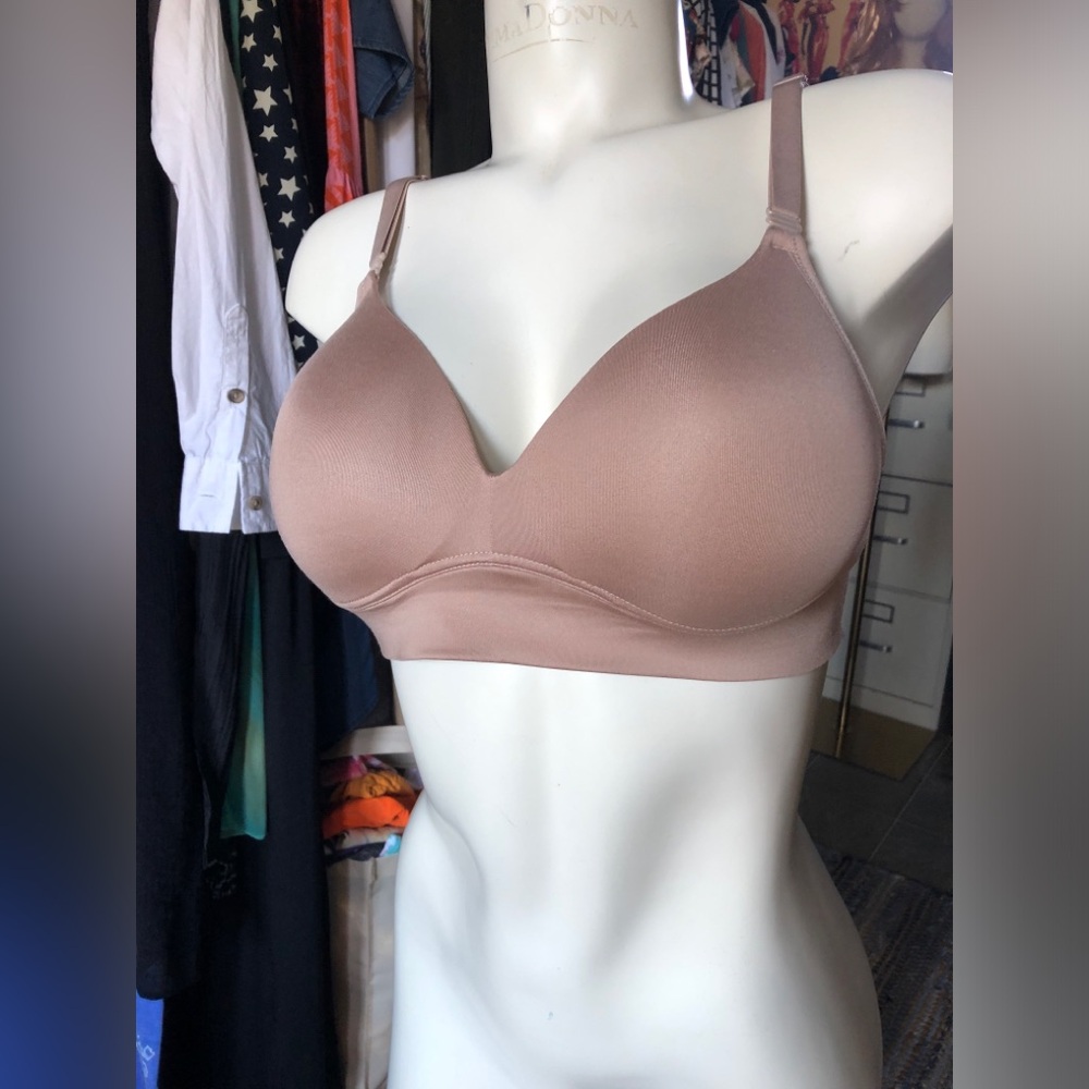 Everyday Seamless Wireless Bra - Dusty Rose/Beige
Warner’s Bra
Size 38B
EUC